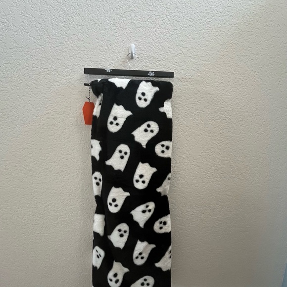 👻‎ Storehouse Faux Fur Oversized Ghost Throw Blanket 👻 NWT - Picture 5 of 5